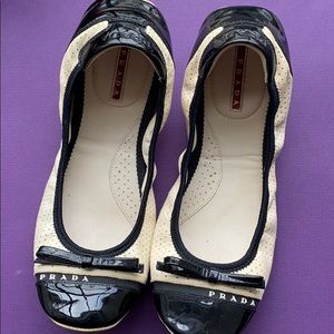 Authentic black & white PRADA cap toe flats 🖤🤍🖤